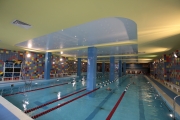 натяжной потолок в бассейне фитнес клубе